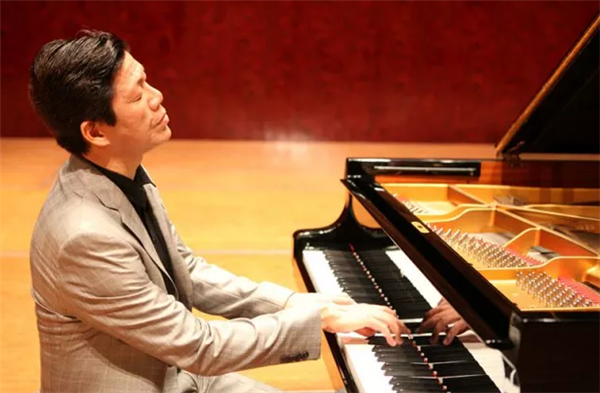弹破钢琴的外国流浪汉_国外流浪汉弹钢琴曲名_国外流浪汉弹钢琴