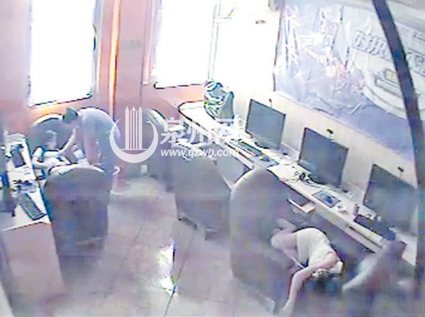 少女网吧熟睡_少女网吧熟睡遭咸猪手_熟睡女生遭袭胸视频