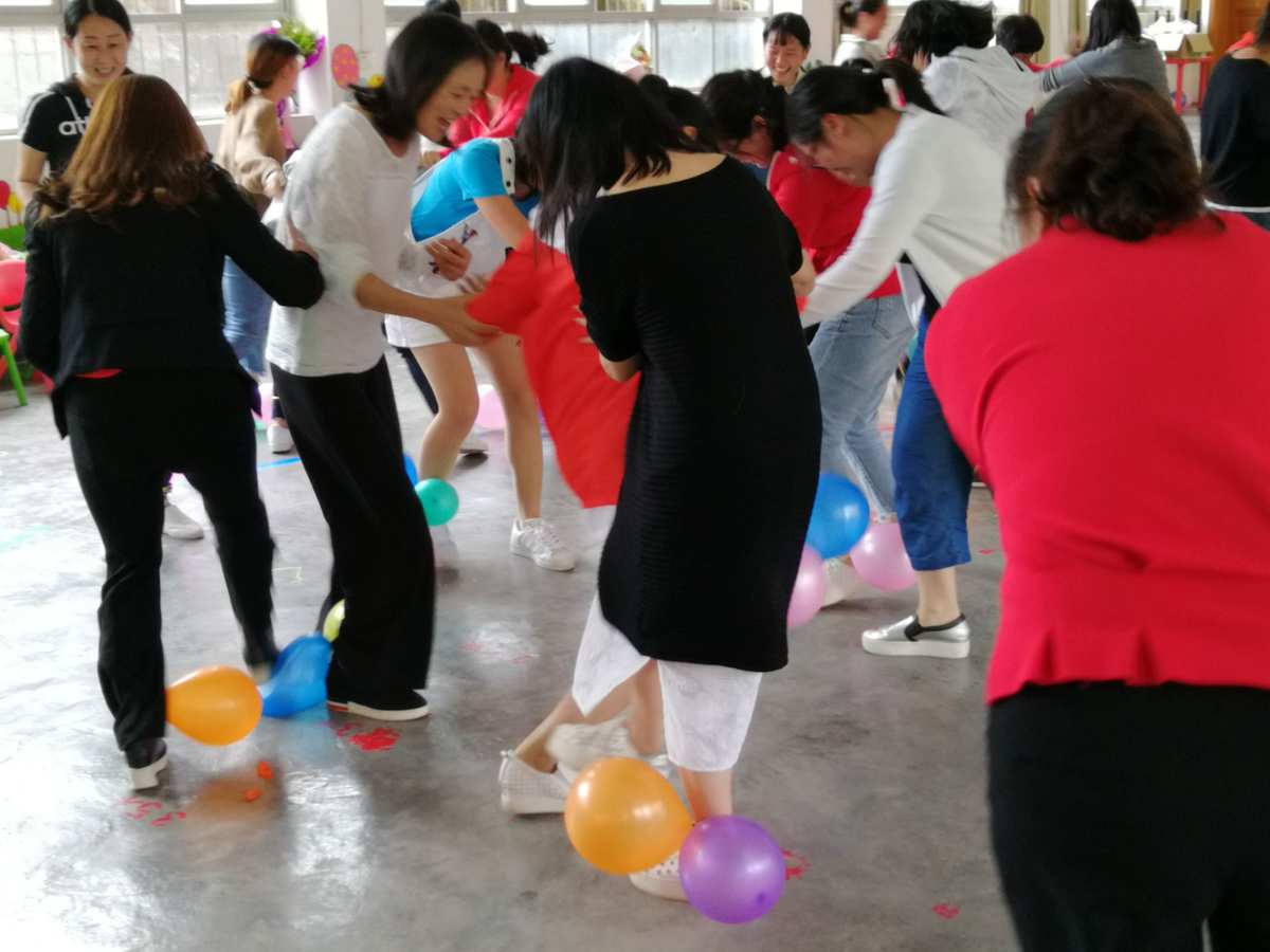 小学生联欢会游戏节目_小学生新年联欢会游戏_小学生联欢会游戏主持词