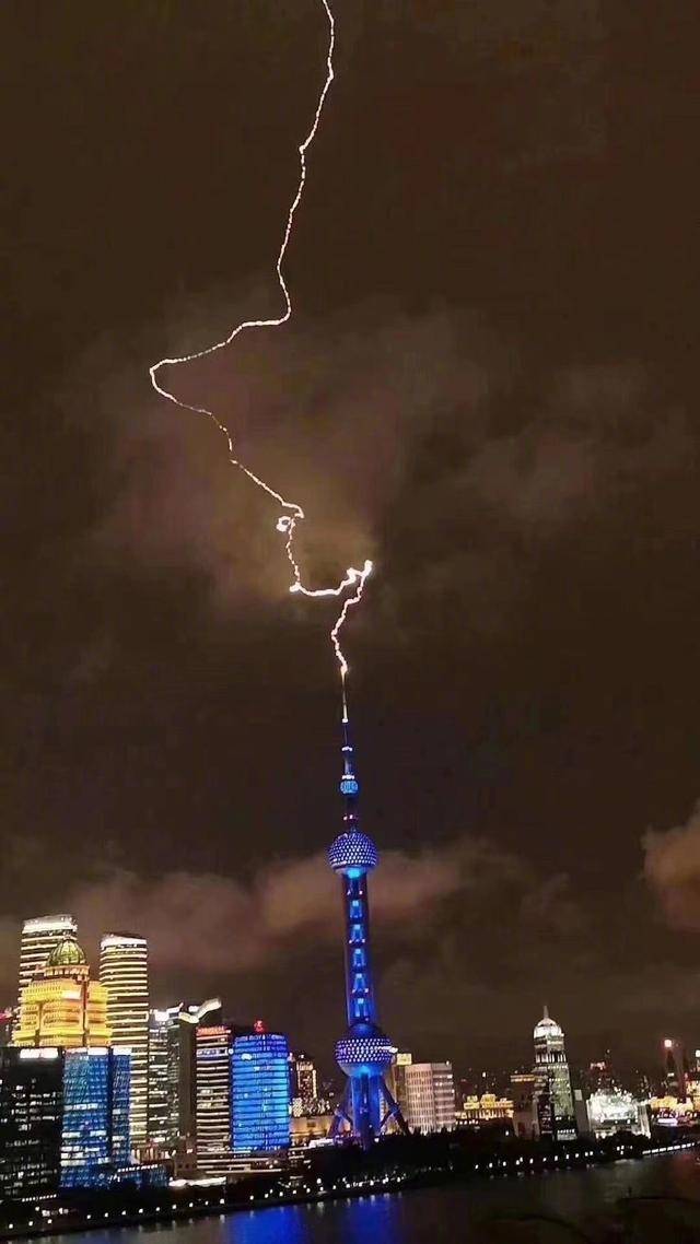 疯狂雷电_雷电狂风暴雨图片_疯狂雷电2