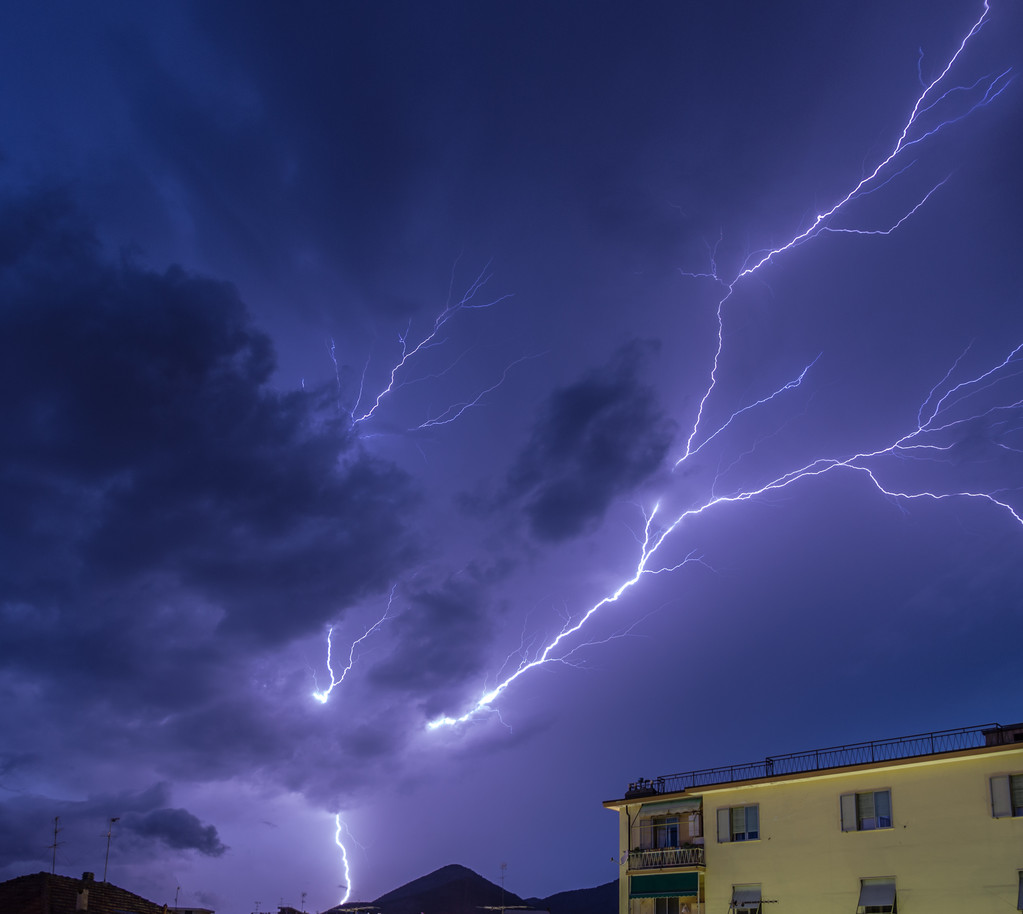 疯狂雷电_雷电狂风暴雨图片_疯狂雷电2