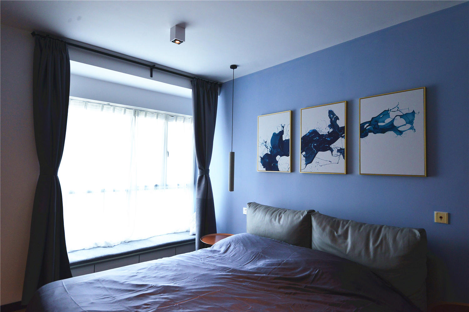 蓝色房间配什么颜色窗帘_深蓝色房间_蓝色房间装修效果图