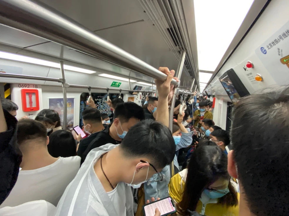 耍游戏赚钱别人觉得没出息_邪恶漫画地铁流氓_地铁里耍流氓游戏