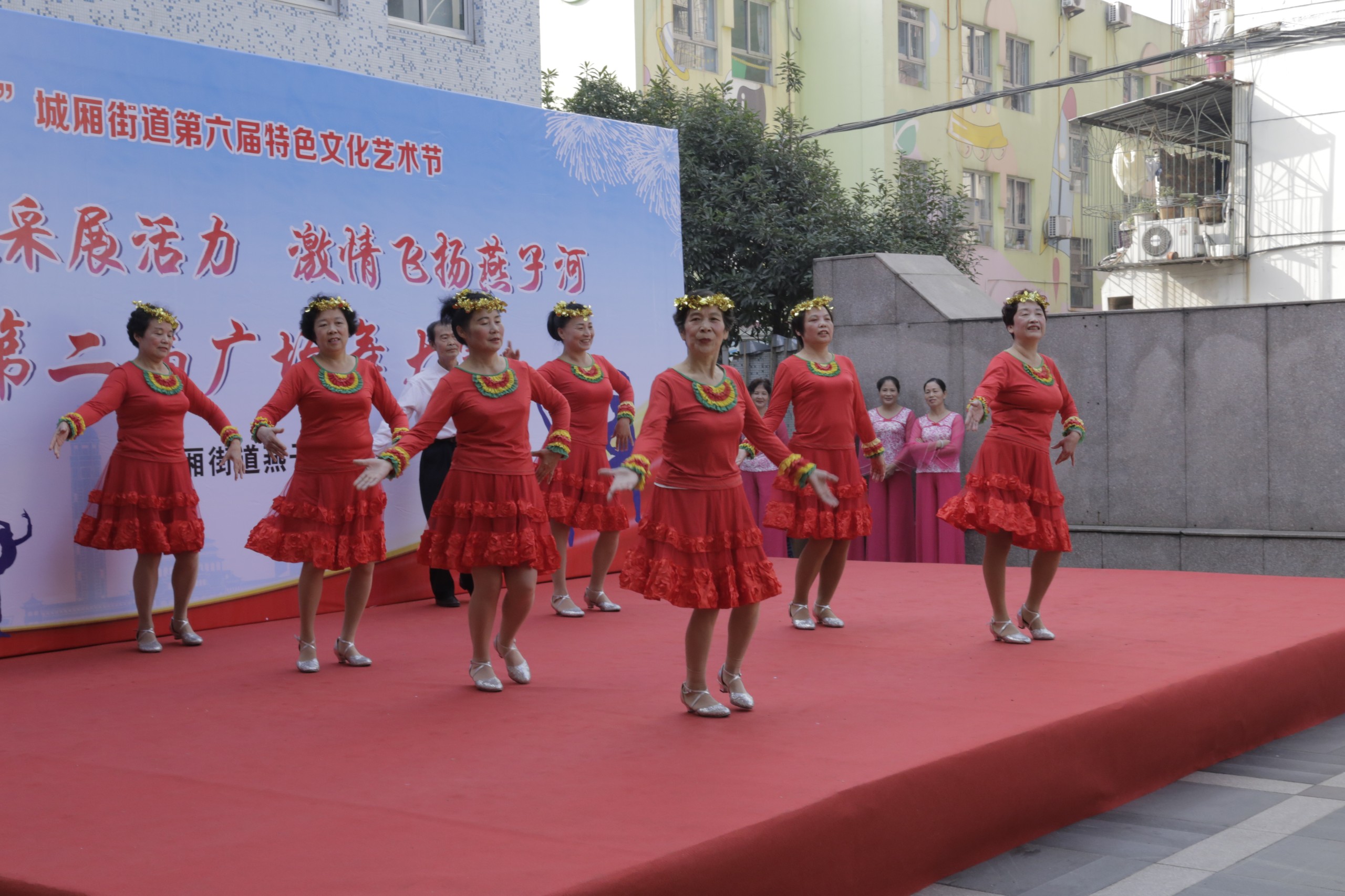 广场舞双人对跳_笑傲江湖萌娃跳广场舞_南京紫金爱涛广场跳广场舞