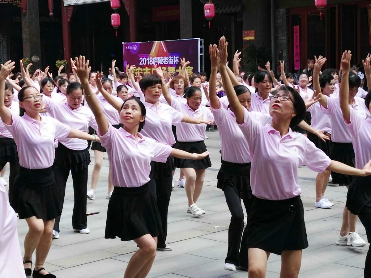 南京紫金爱涛广场跳广场舞_广场舞双人对跳_笑傲江湖萌娃跳广场舞