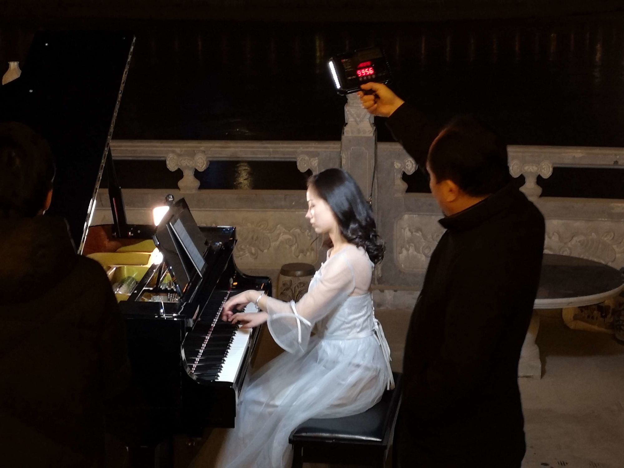 流浪汉钢琴一曲惊心动魄_钢琴流浪汉ryan_一个流浪汉弹钢琴