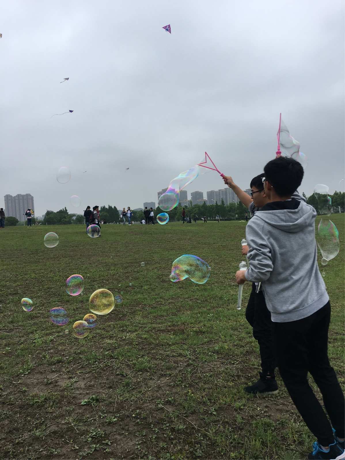 吹泡泡游戏游戏作文_玩吹泡泡的游戏怎么写_玩泡泡游戏作文