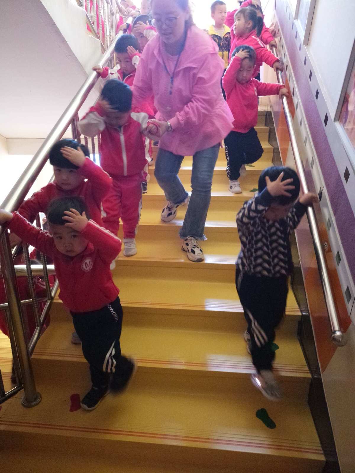 高楼撤离时应走_地震发生后从高楼撤离时应走_地震从高楼撤离应走