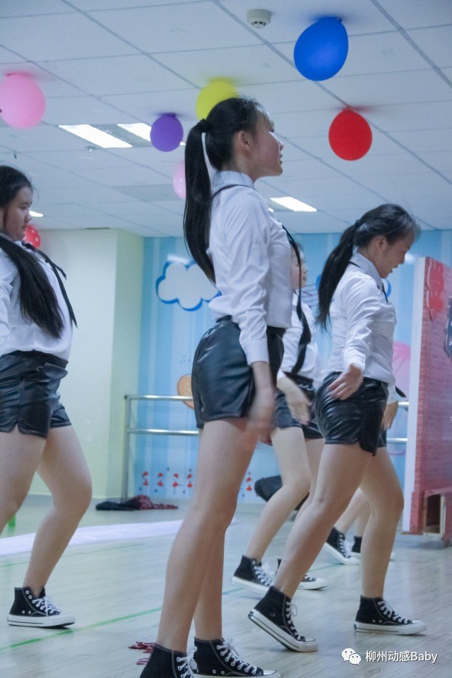 性感美女魅力四溢,热舞展示个人魅力 性感美女魅力四溢,热舞展示个人魅力