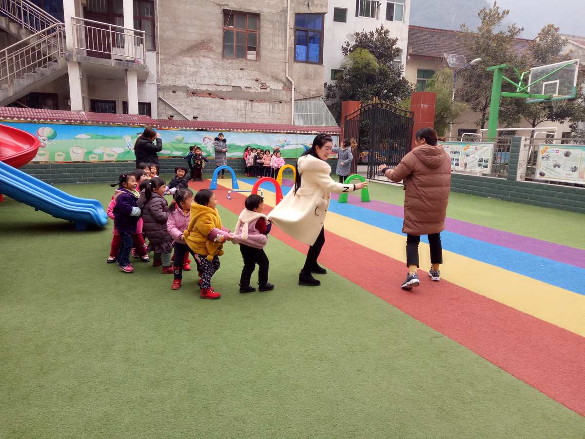 儿童游戏吃鸡_儿童玩吃鸡有什么好处_手机游戏小孩吃鸡