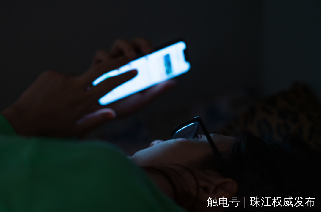 暗屏幕玩手机游戏有影响吗_手机玩游戏屏幕为什么很暗_手机玩游戏暗屏怎么回事
