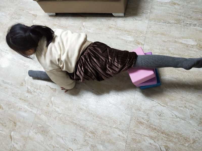 压腿小游戏_手机游戏里面压腿_压腿的游戏
