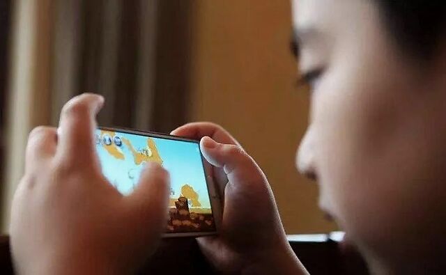 中小学生玩游戏犯法吗_中小学生该不该玩手机游戏_该中小玩手机游戏学生可以玩吗