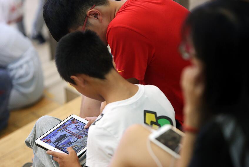 该中小玩手机游戏学生可以玩吗_中小学生该不该玩手机游戏_中小学生玩游戏犯法吗