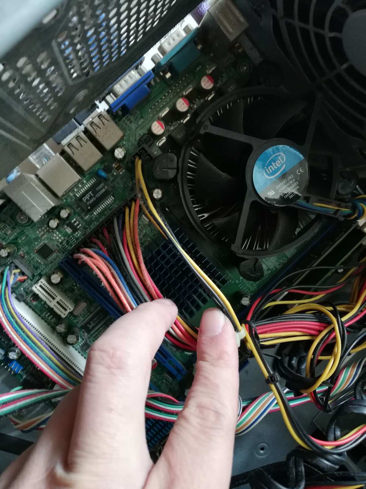 电脑突然开机开不起来了_电脑突然开机了_电脑突然开不了机