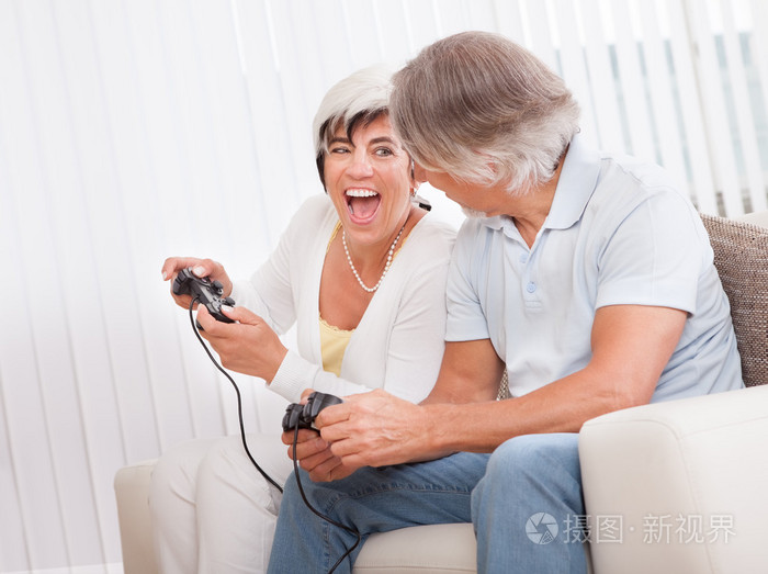 手机2人对战游戏_中年人扔手机游戏规则_中年人游戏