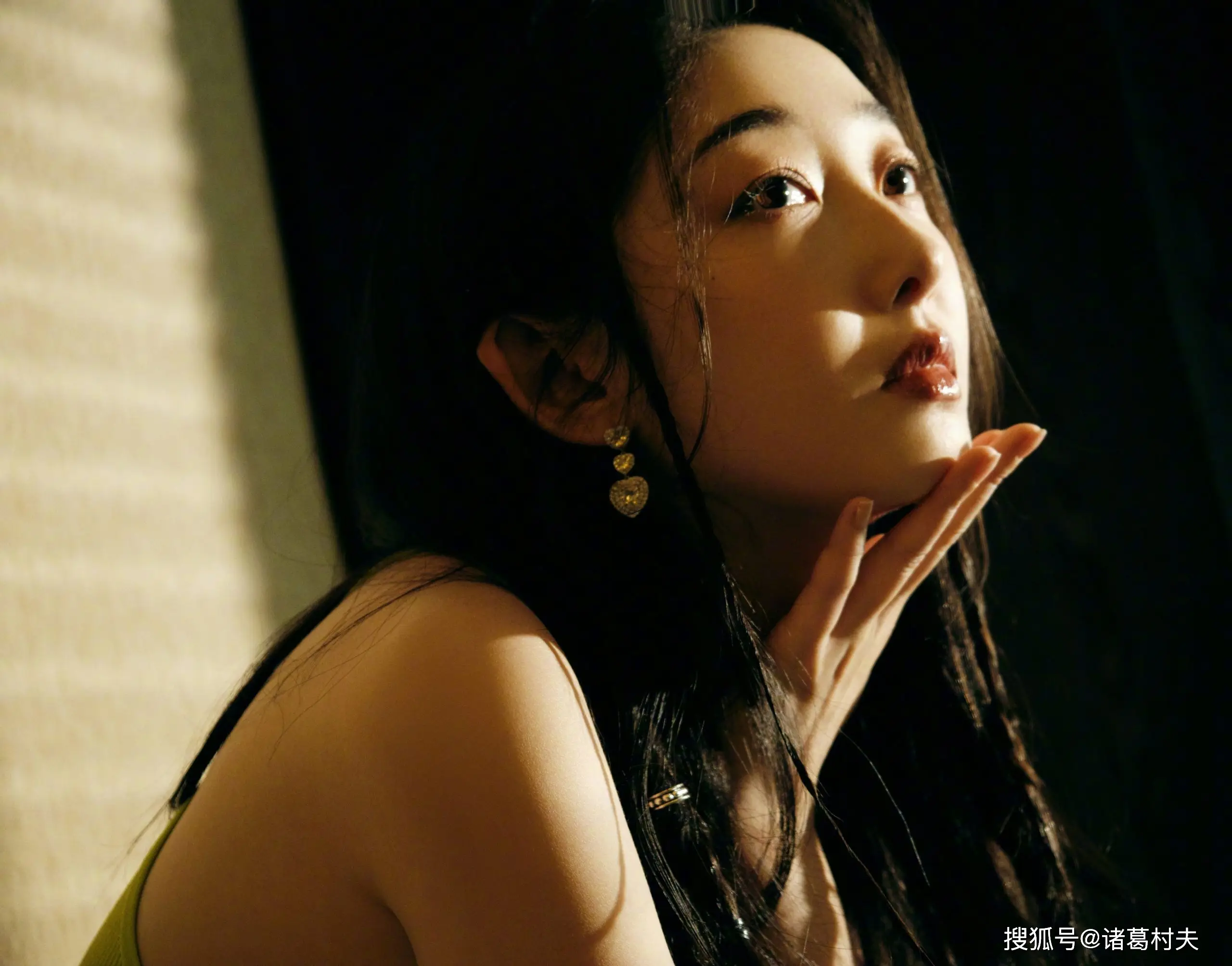 手机游戏广告美女-探秘手机游戏广告：美女形象背后的智慧与勇敢