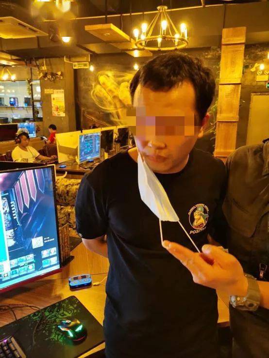 网吧偷手机抓到机会有多大_网吧偷抓重庆打手机游戏违法吗_重庆网吧偷手机打游戏被抓