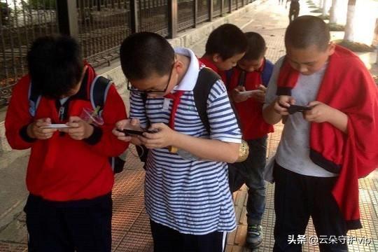 手机玩游戏天天不离身的人_远离手机游戏促进身心健康_玩手机游戏毁掉一生的例子