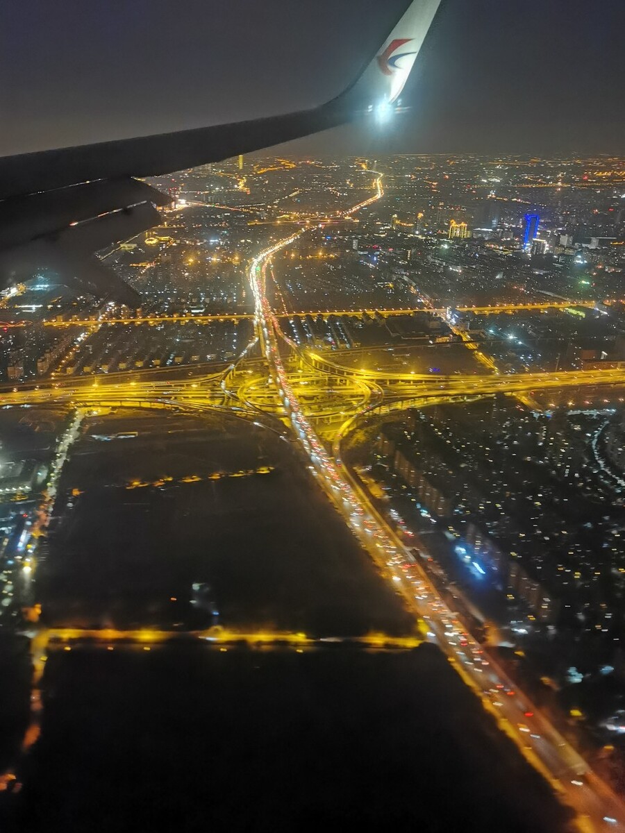夜幕下的皮尔特沃夫：科技与梦想交织的城市