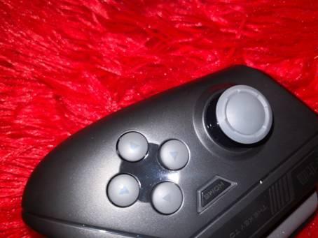 手柄分体手机游戏怎么玩_分离式游戏手柄_手机游戏手柄分体