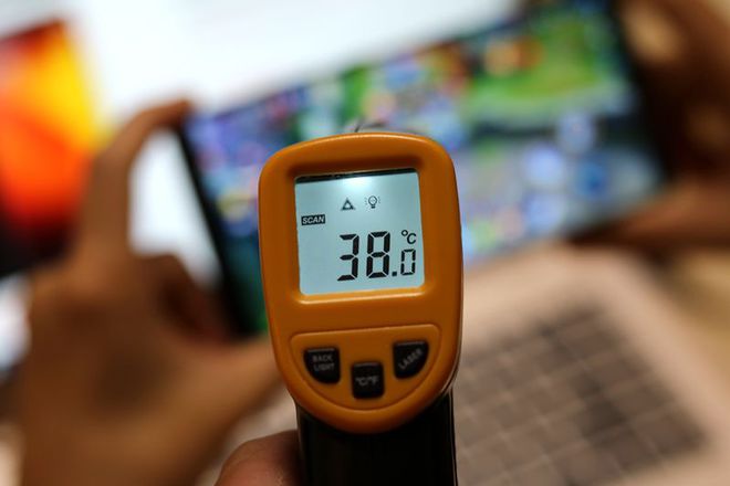 手机温度过高玩游戏就卡吗_手机温度高打游戏影响吗_手机温度高打游戏卡吗