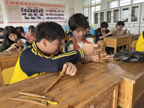 中学生不宜玩哪些手机游戏_中学生玩的手机游戏有哪些_中学生宜玩手机游戏吗